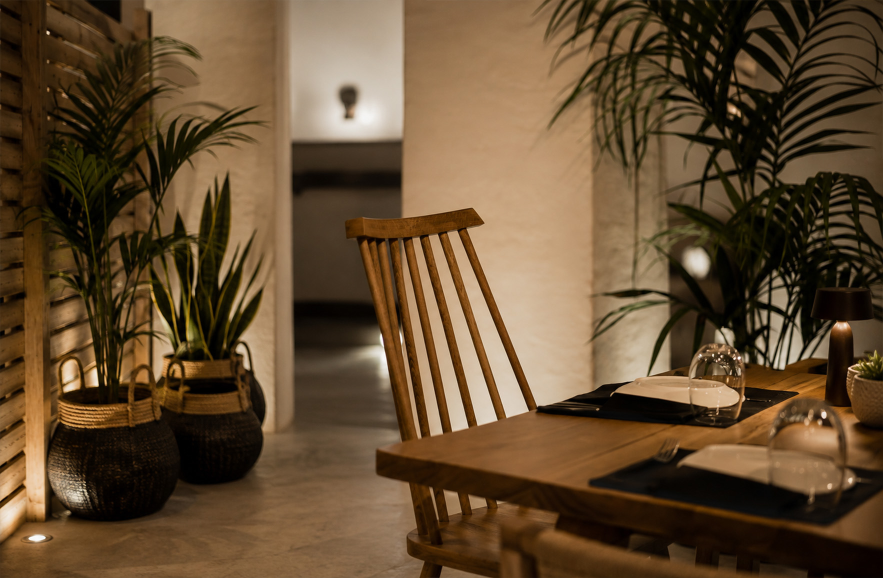 Open-air restaurant in Mykonos with natural materials and warm evening lighting